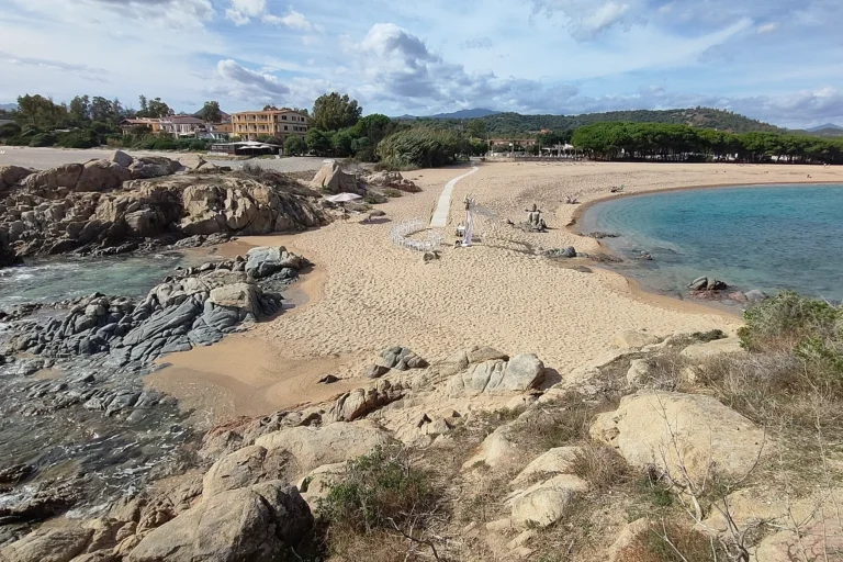 Blick auf die zauberhafte Traulocation, Strandhochzeit - meer sardinien urlaub