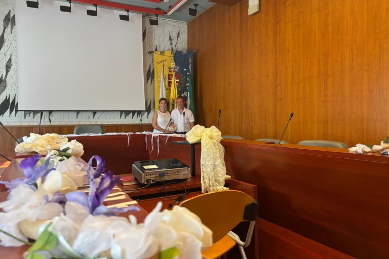 Blick in den Gemeindesaal, Trauung im Standesamt - meer sardinien urlaub