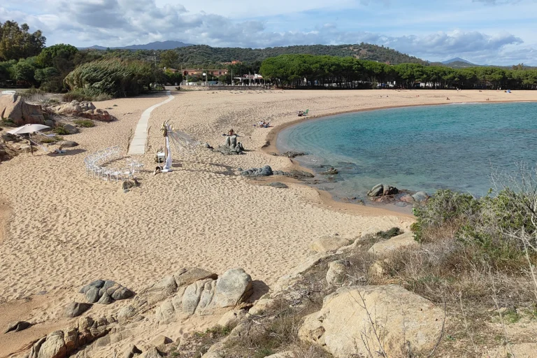 Blick vom Küstenturm auf die atemberaubende Traumlocation der Strandhochzeit - meer sardinien urlaub