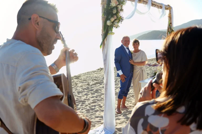 Blick von den Musikern zum Brautpaar, Strandhochzeit, meer sardinien urlaub