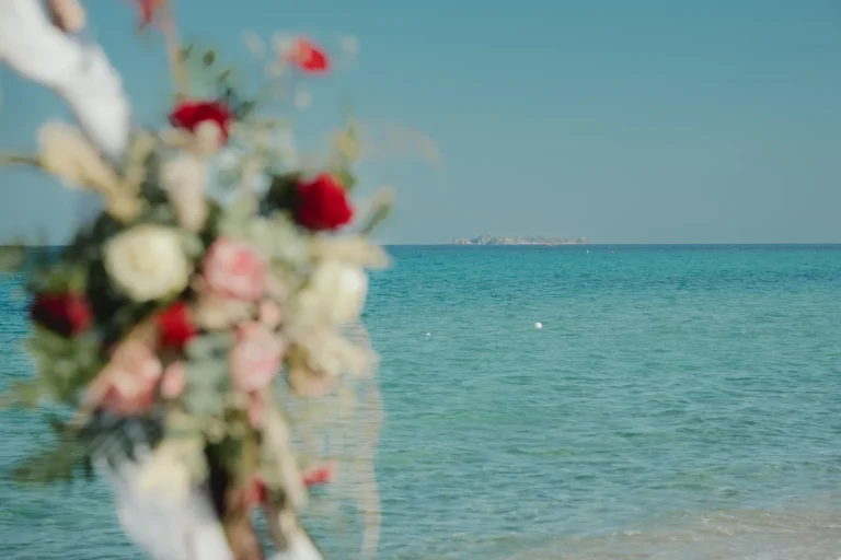 Blumenarrangement vor dem herrlichen Meer, Strandhochzeit - meer sardinien urlaub