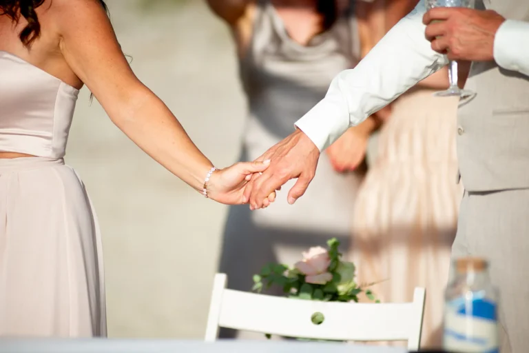 Brautpaar hält sich die Hand, Strandhochzeit - meer sardinien urlaub