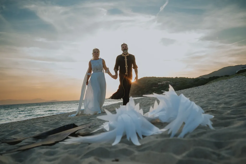 Brautpaar hinter Engelsflügeln, Strandhochzeit, meer sardinien urlaub