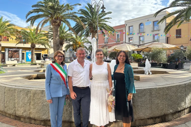 Brautpaar mit Standesbeamtin und Übersetzerin, Trauung im Standesamt - meer sardinien urlaub