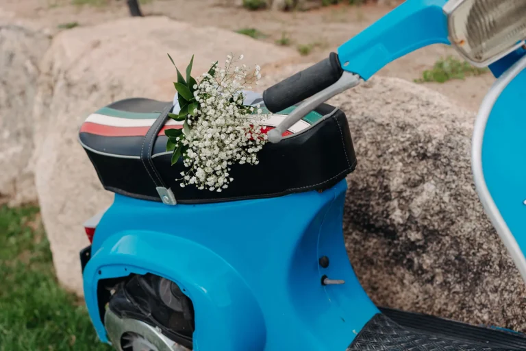 Brautstrauß auf der Vespa vor der Trauung auf dem Standesamt - meer sardinien urlaub