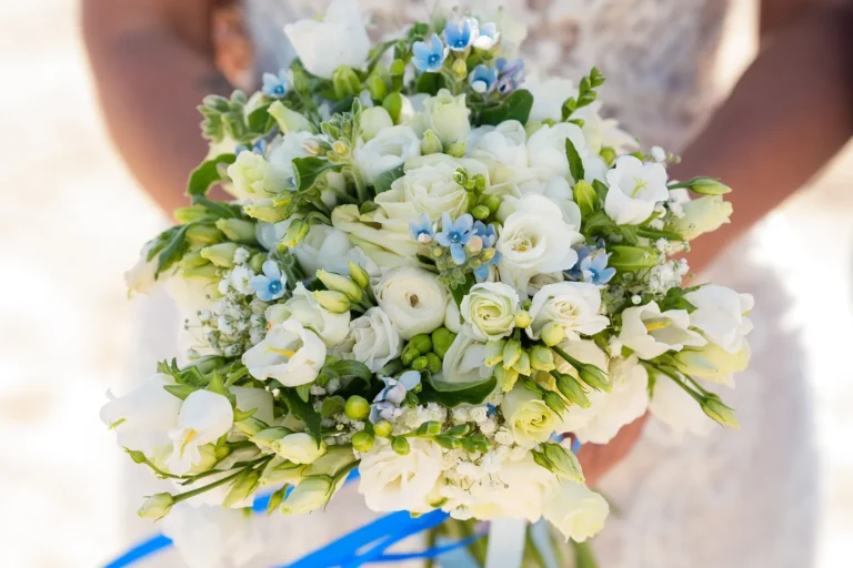 Brautstrauss vor dem Spitzenklein, Strandhochzeit, meer sardinien urlaub