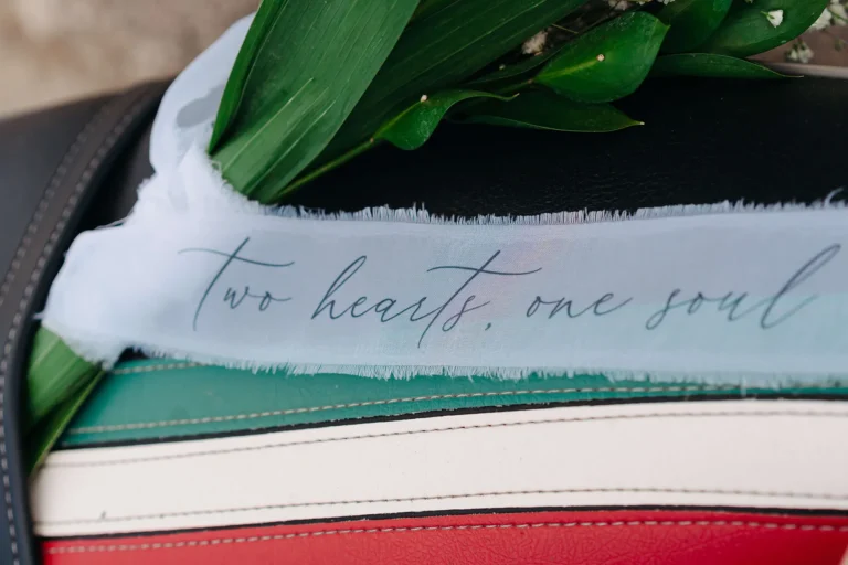 Deko-Detail mit Aufschrift zur Trauung auf dem Standesamt - meer sardinien urlaub