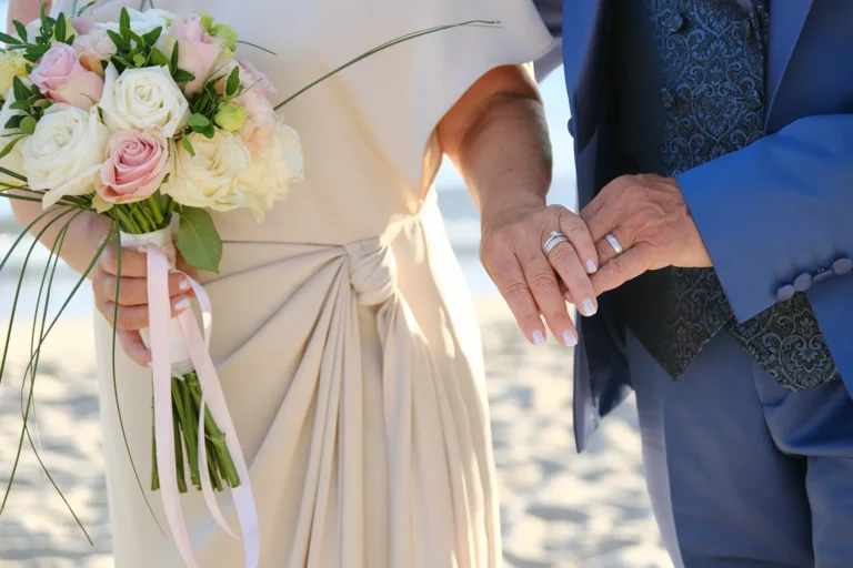 Detail-Ansicht der Hände, Strandhochzeit, meer sardinien urlaub