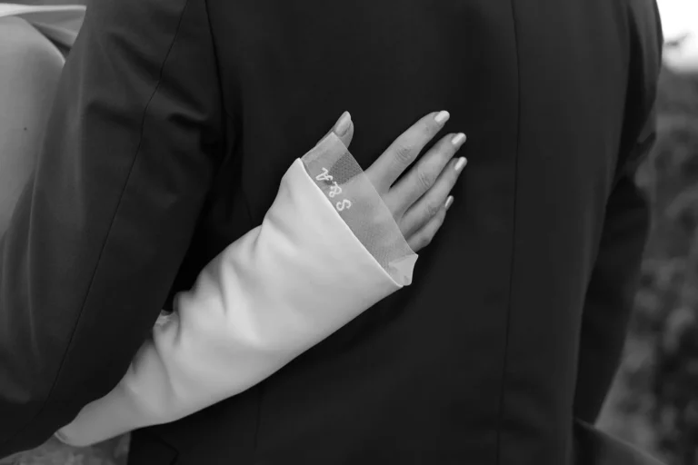 Detail-Ansicht der Hand der Braut, standesamtliche Trauung - meer sardinien urlaub