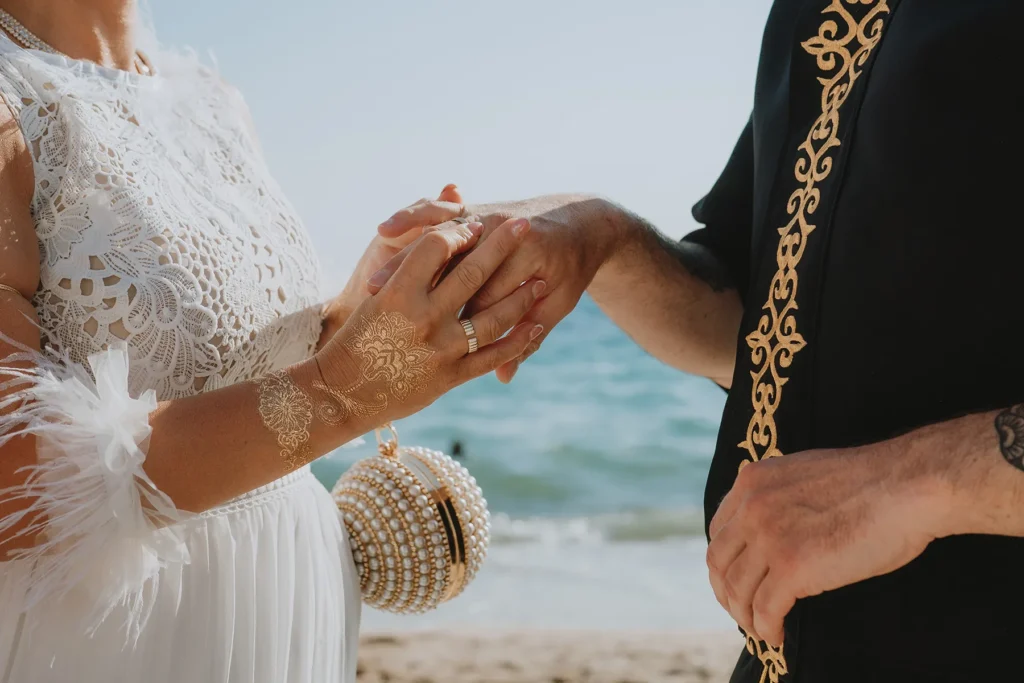 Detail der Hände des Brautpaares, Strandhochzeit, meer sardinien urlaub