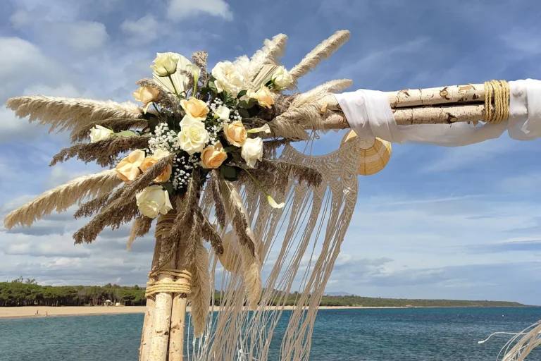 Detail des Traubogens mit Blumenarrangement, Strandhochzeit - meer sardinien urlaub