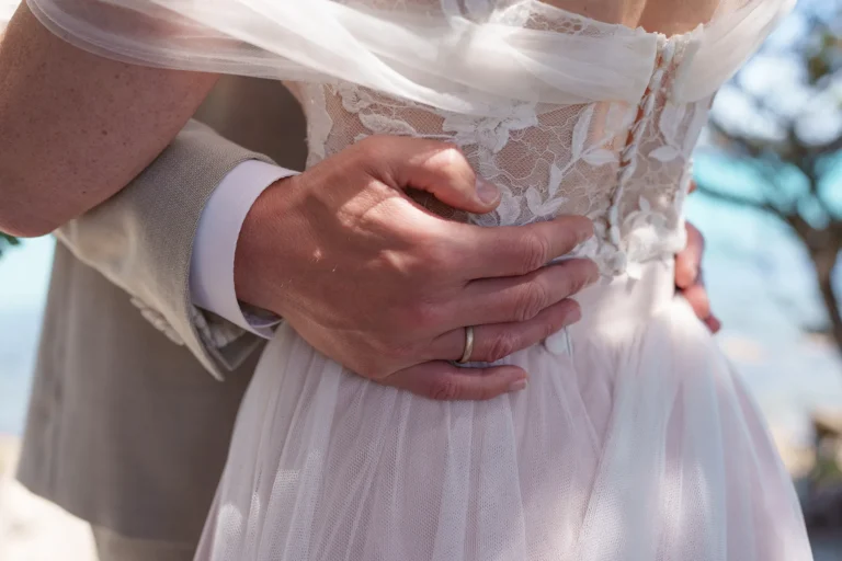 Detail des frischen Eherings, Strandhochzeit, meer sardinien urlaub