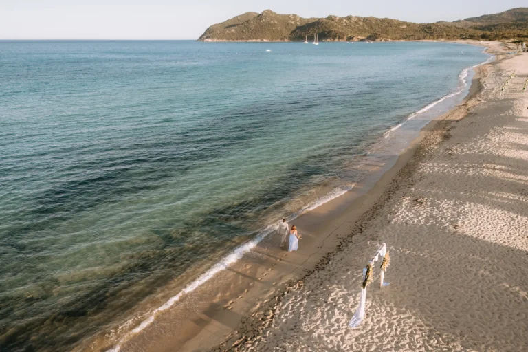 Drohnen-Bild des Paares hinter dem Setting, Strandhochzeit - meer sardinien urlaub