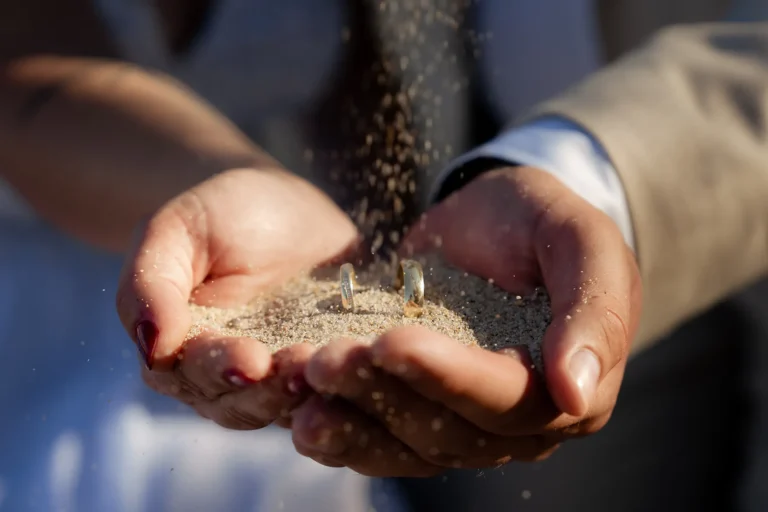 Eheringe mit rieselndem Sand, Strandhochzeit - meer sardinien urlaub