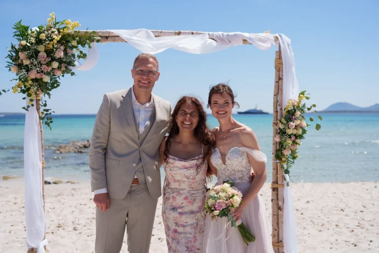 Erinnerungsbild des Paares mit Jolanda Melis, Strandhochzeit, meer sardinien urlaub