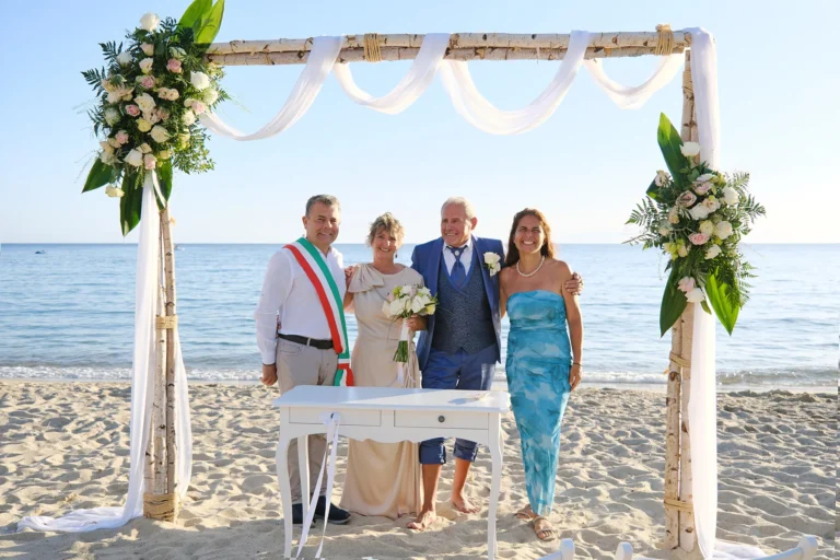 Erinnerungsbild mit dem Standesbeamten, Strandhochzeit, meer sardinien urlaub