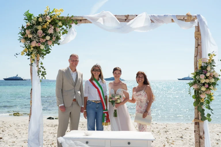 Erinnerungsbild mit der Standesbeamtin, Strandhochzeit, meer sardinien urlaub
