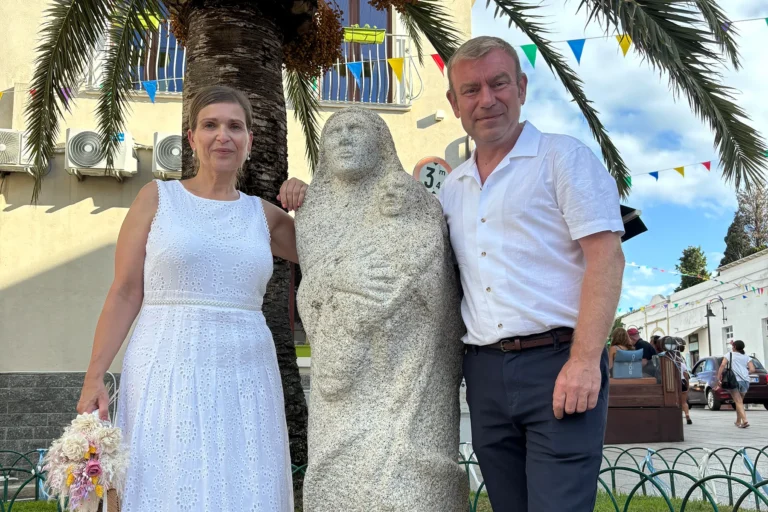 Erinnerungsbild neben einer Skulptur vor dem Rathaus, Trauung im Standesamt - meer sardinien urlaub