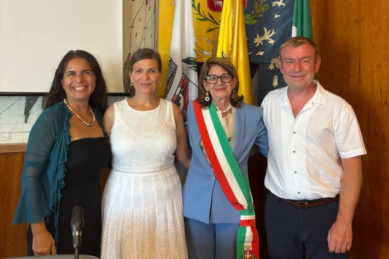 Erinnerungsbild vor der Gemeindeflagge, Trauung im Standesamt - meer sardinien urlaub