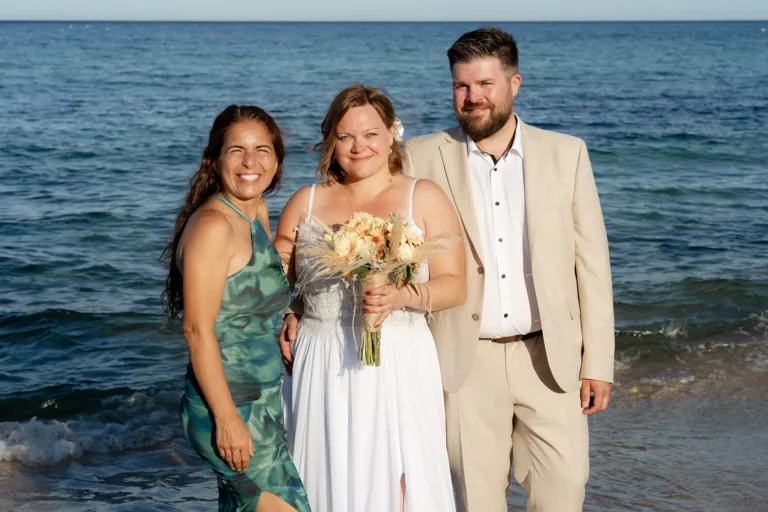 Erinnerungsfoto mit dem Brautpaar, Strandhochzeit - meer sardinien urlaub