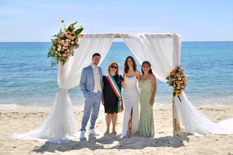 Erinnerungsfoto mit der Standesbeamtin, Strandhochzeit, meer sardinien urlaub