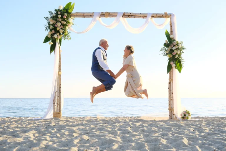 Freudensprünge des Brautpaares, Strandhochzeit, meer sardinien urlaub