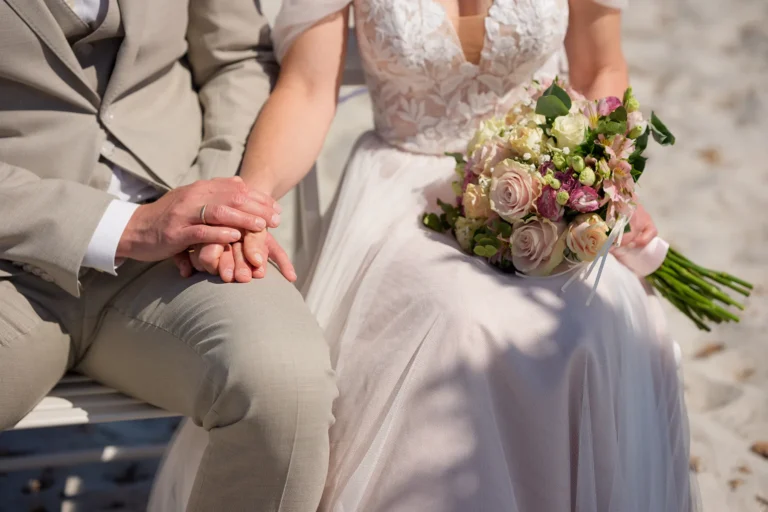 Hand in Hand während der Zeremonie, Strandhochzeit, meer sardinien urlaub