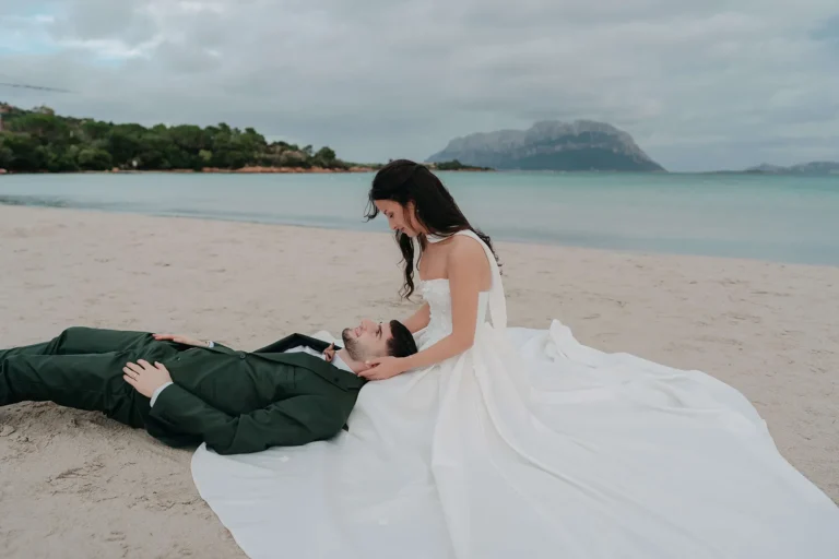 Paar-Shooting am Strand nach der Trauung auf dem Standesamt - meer sardinien urlaub