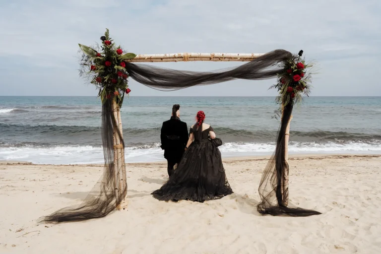 Paar-Shooting am Traubogen, Strandhochzeit - meer sardinien urlaub