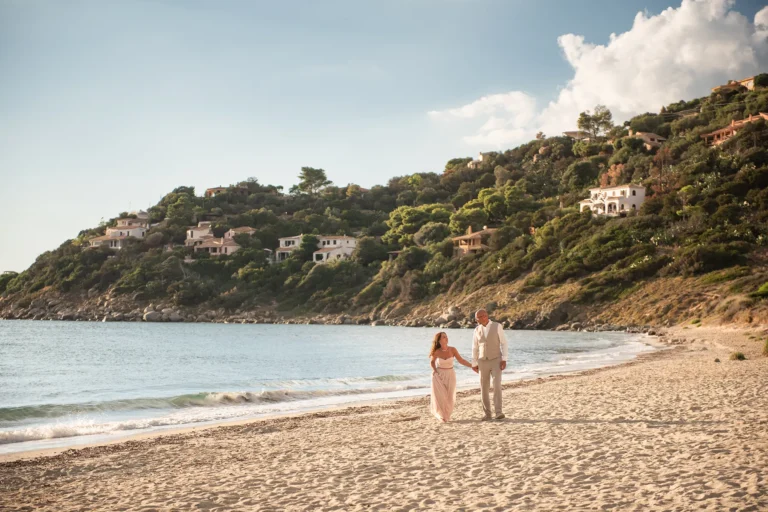 Paar-Shooting an der Sandbucht nach der Strandhochzeit - meer sardinien urlaub