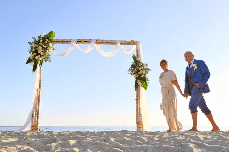 Paar-Shooting beim Traubogen, Strandhochzeit, meer sardinien urlaub