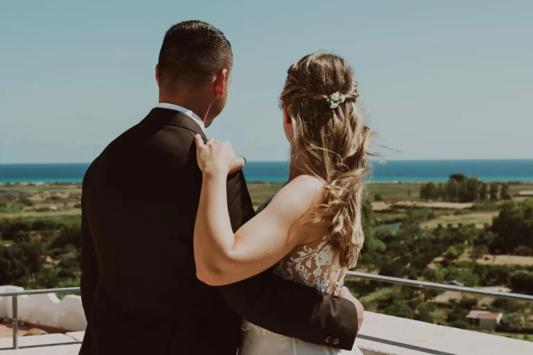 Paar-Shooting mit Panoramablick im Anschluss an die Trauung im Rathaus - meer sardinien urlaub