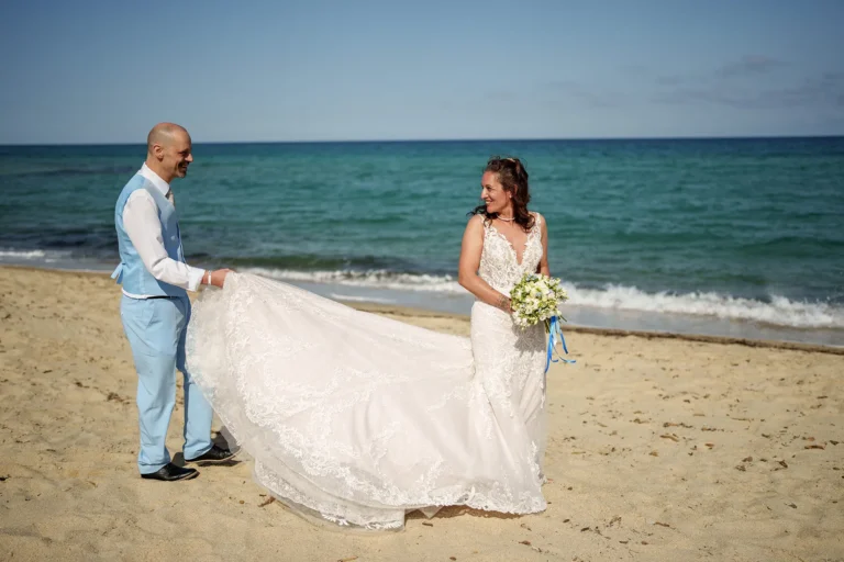 Paar-Shooting nach der Strandhochzeit - meer sardinien urlaub