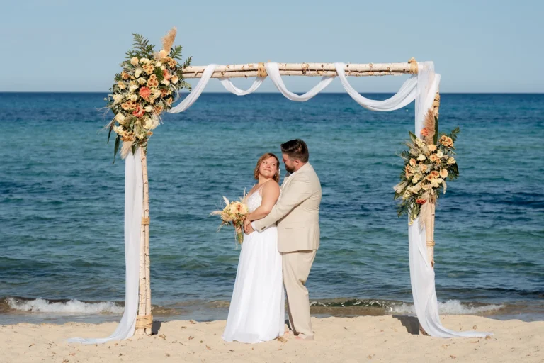 Paar-Shooting unter dem Traubogen, Strandhochzeit - meer sardinien urlaub
