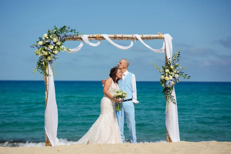 Paar-Shooting unter dem Traubogen, Strandhochzeit - meer sardinien urlaub