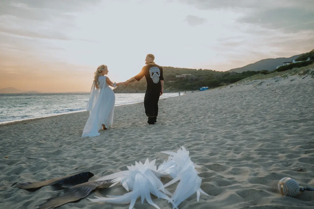 Paar beim Strandspaziergang nach der Strandhochzeit, meer sardinien urlaub