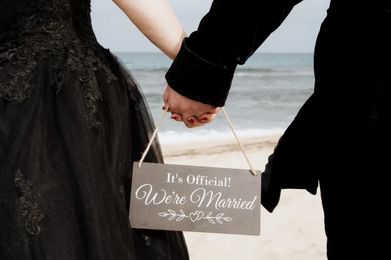 Paar mit Schild, Strandhochzeit - meer sardinien urlaub