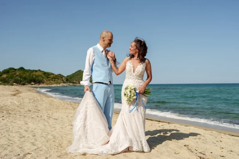 Paar spaziert an der Bucht nach der Strandhochzeit - meer sardinien urlaub