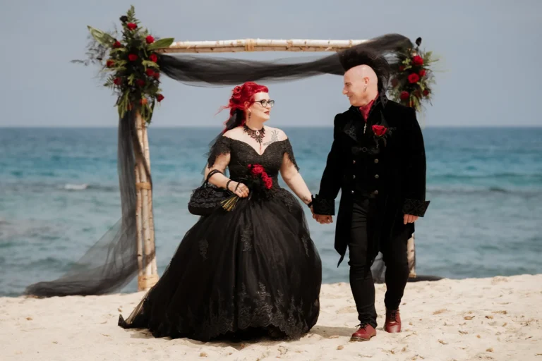 Paar vor dem Traubogen, Strandhochzeit - meer sardinien urlaub