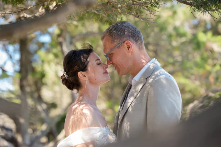 Paarbild unter Wacholderbäumen, Strandhochzeit, meer sardinien urlaub