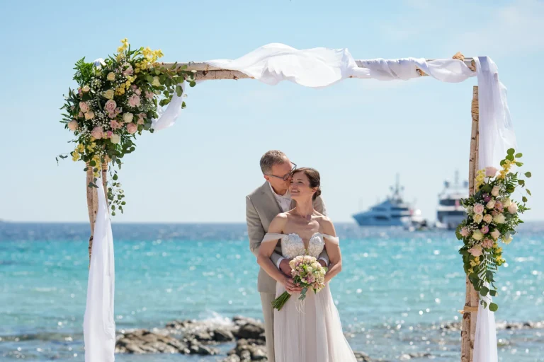 Paarbild unter dem Traubogen, Strandhochzeit, meer sardinien urlaub