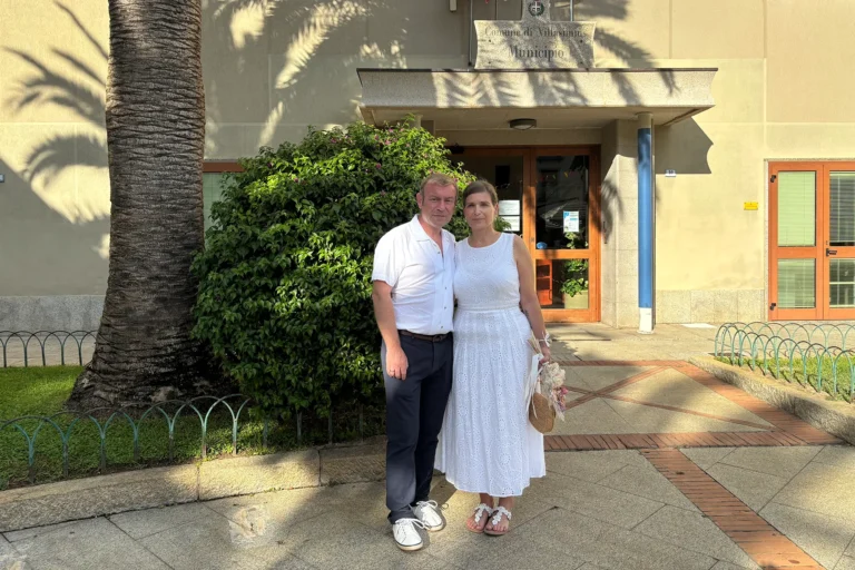 Paarbild vor dem Rathaus nach der Trauung im Standesamt - meer sardinien urlaub
