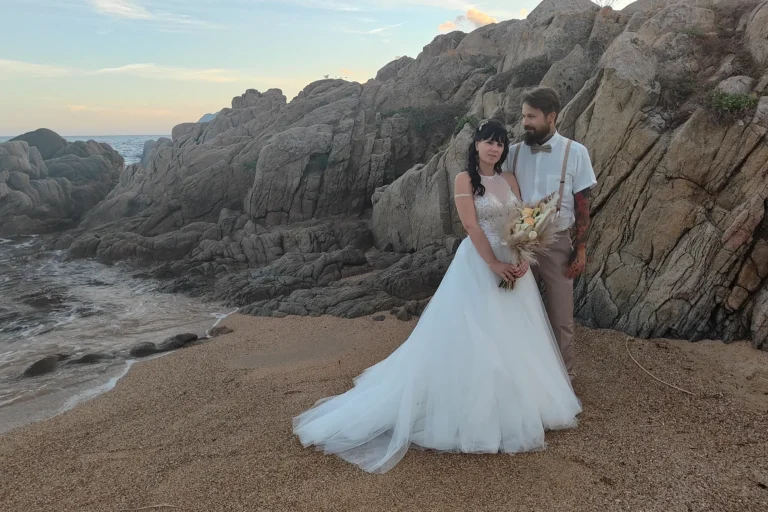 Paarbild vor den Felsen, Strandhochzeit - meer sardinien urlaub