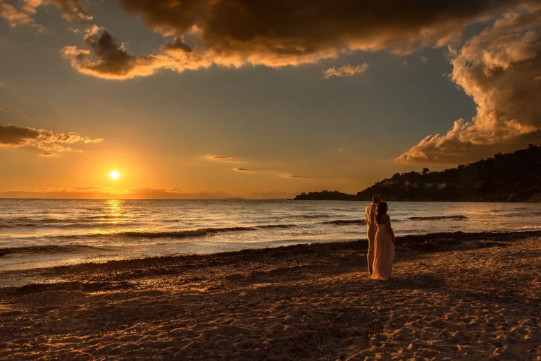 Paarbild zum Sonnenuntergang, Strandhochzeit - meer sardinien urlaub