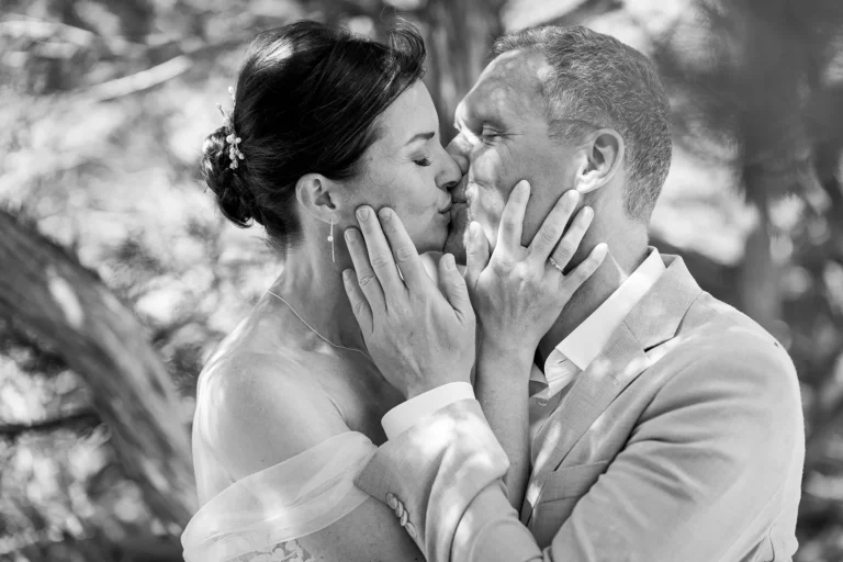 Schwarz-Weiss-Bild vom küssenden Paar, Strandhochzeit, meer sardinien urlaub