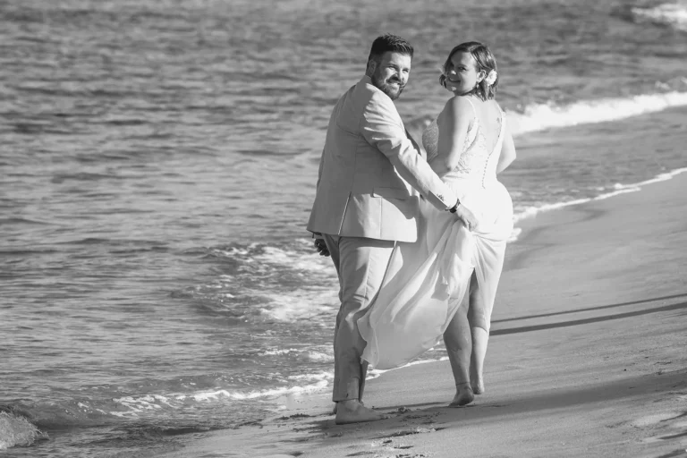 Schwarz-Weiß-Foto vom Strandspaziergang, Strandhochzeit - meer sardinien urlaub