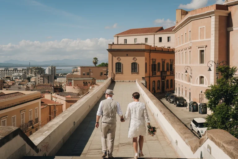 Spaziergang des Brautpaares in Cagliari nach der Trauung - meer sardinien urlaub