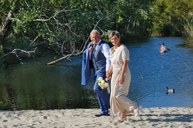 Spaziergang des Paares am See mit Enten, Strandhochzeit, meer sardinien urlaub