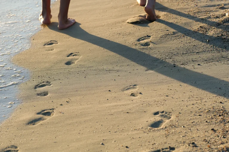 Spuren im Sand seitens des Brautpaares, Strandhochzeit, meer sardinien urlaub