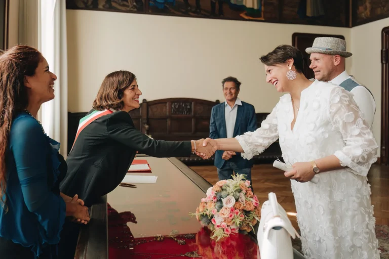 Standesbeamtin gratuliert dem Brautpaar zur Hochzeit - meer sardinien urlaub